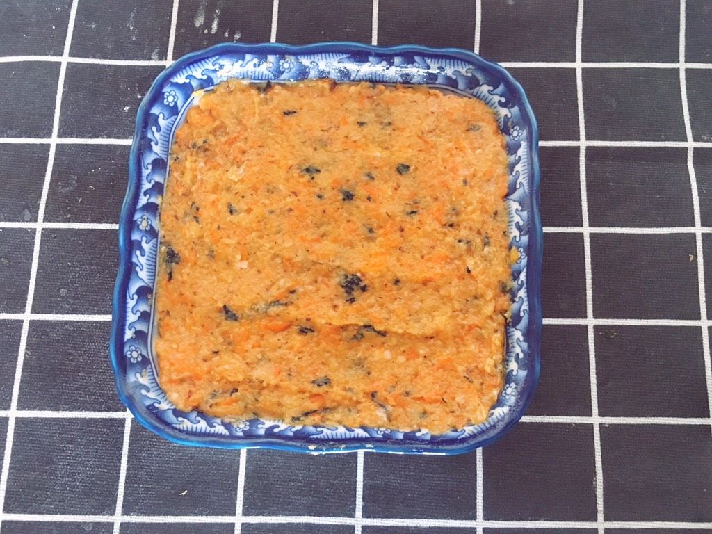 如何做三文鱼糕给八个月宝宝吃,8个月宝宝蛋黄三文鱼菠菜糕做法