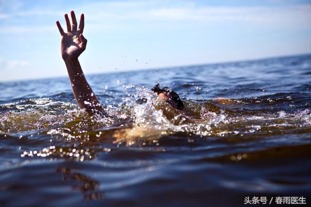 意外掉落海中应当如何自救和救人,掉入海中怎么自救