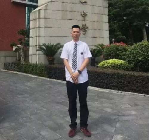 韦神带高考状元吃鸡引王思聪,王思聪评价韦神数学天才