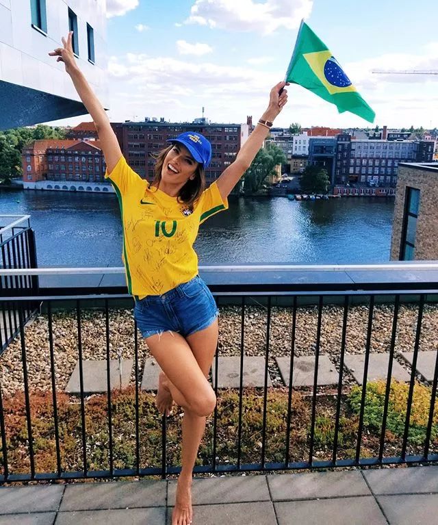 潮来潮趣｜性感超模充当啦啦队，巴西队气势先赢了