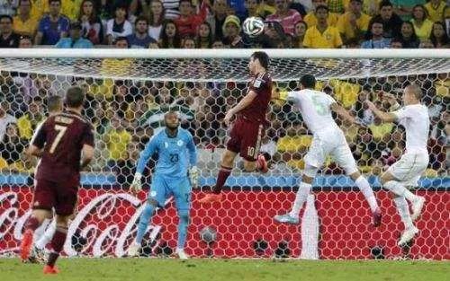 美斯食波饼、炒芥兰、鱼生粥、挂腊鸭……越听越想流口水,确定是场世界杯?