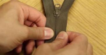 拉链头太紧怎么弄松,拉链头拉不下来怎么修理小妙招