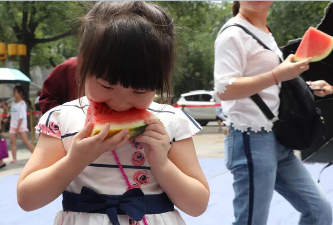 小暑节气千余人共写biang字永兴坊让传统文化更有面儿