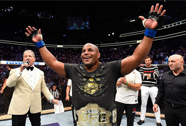 ufc最新重量级冠军小战警比赛,ufc重量级冠军打小鹰