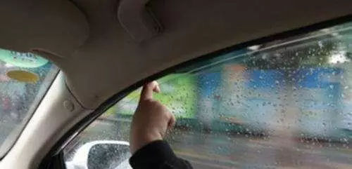 下雨车窗起雾看不清后视镜怎么办,下雨天车后视镜玻璃起雾怎么办
