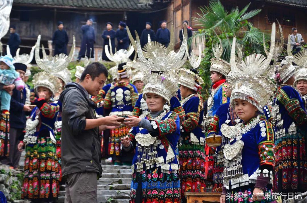 贵州西江千户苗寨苗服 (西江千户苗寨朗德上寨哪个值得去)