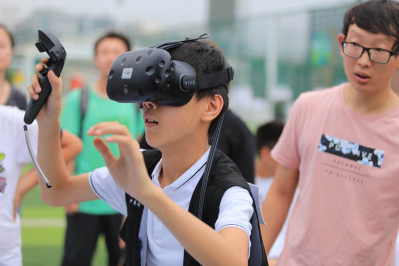 嗨聊足球科技、VR扑球……“进球吧学霸”世界杯线下趣味活动举办