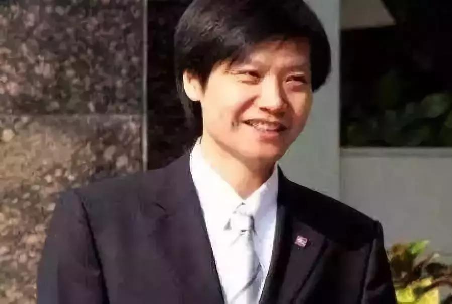小米上市，雷军离首富还差100米……