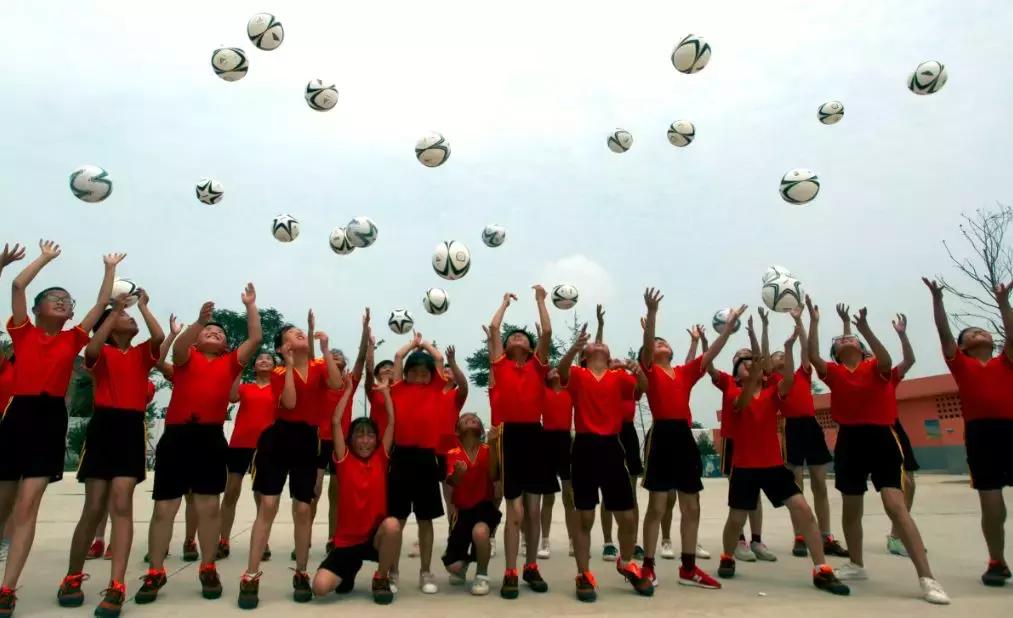 和梅西一起踢球是什么感觉,和梅西踢的一个老将