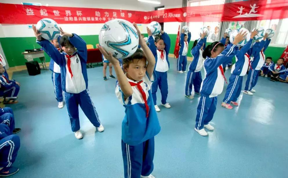 和梅西一起踢球是什么感觉,和梅西踢的一个老将