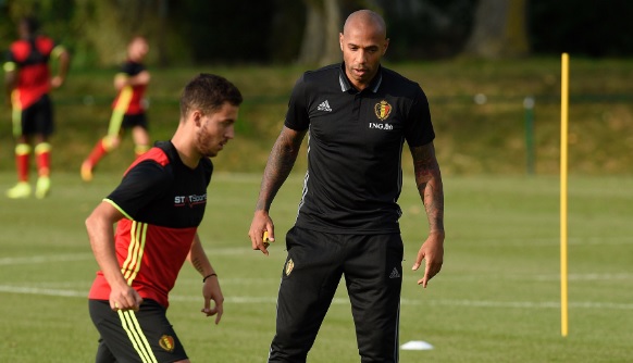 亨利回头看自己的影子,亨利满眼都是20岁的影子