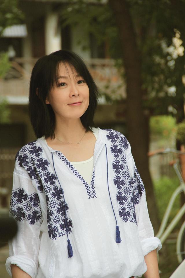 刘若英衣服穿搭,刘若英穿什么颜色好看