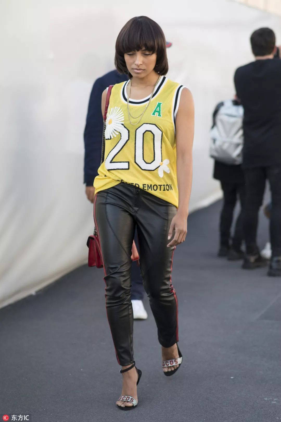 球场上如何穿球衣好看,怎样才能将球衣穿出帅气的感觉