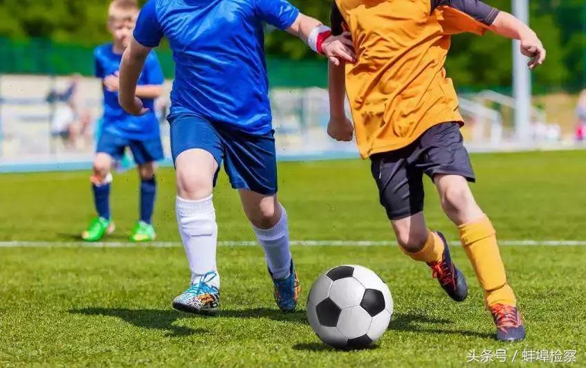 学校踢足球被人踢骨折需要赔偿吗,学校操场踢球砸到学生赔偿吗