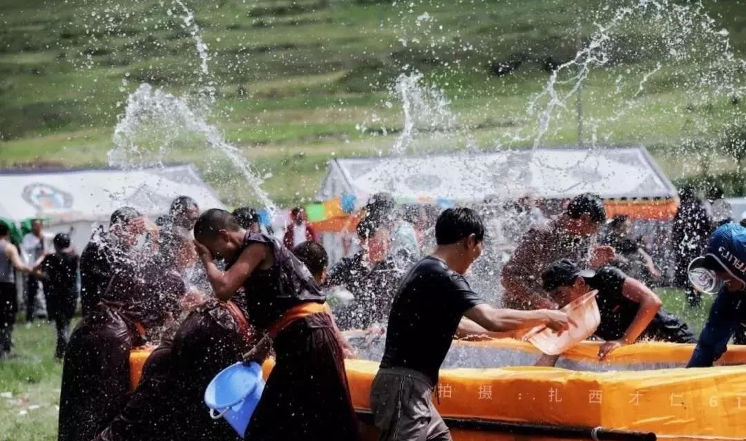 在七月最美的尕朵，体验藏区泼水节……