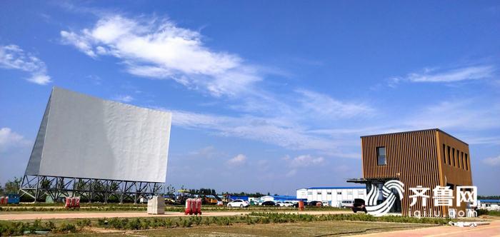 蓝天白云下的小镇,蓝天白云太阳能