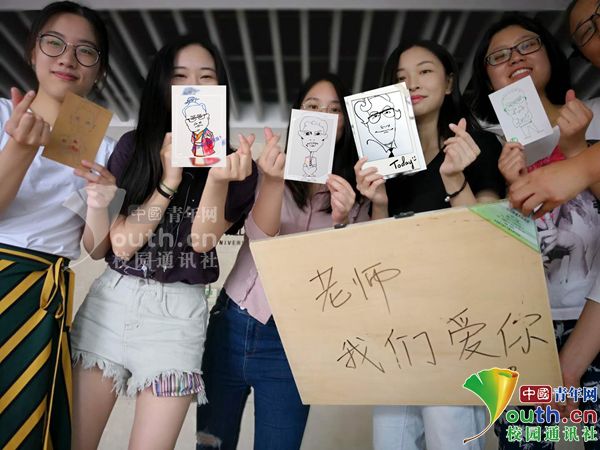 老师为全班手绘漫画肖像,美术老师给全班手绘漫画肖像