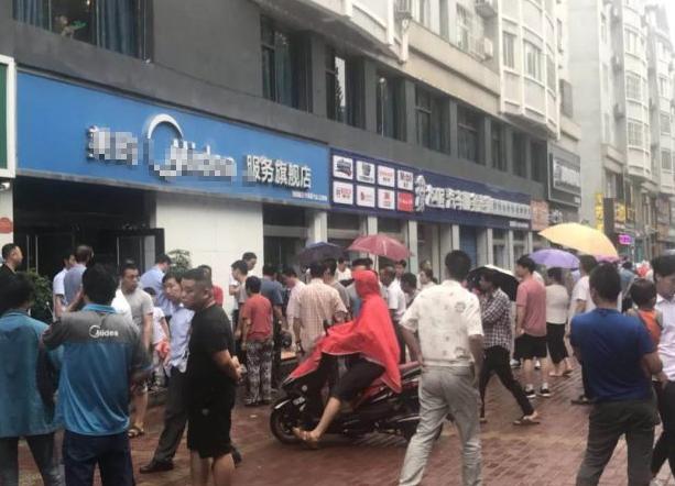 郑州女孩变废为宝,月入10万;疑妻出轨,周口男子报复情敌错杀村民