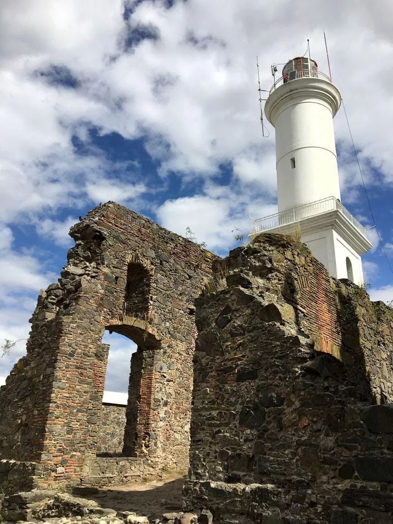 左脚北半球右脚南半球的国家,右脚在南半球左脚在北半球