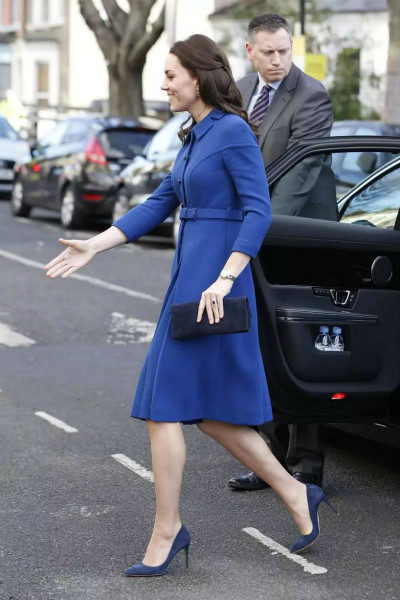 英国女王一双鞋穿了几十年,英国女王最后一次穿的系带黑皮鞋