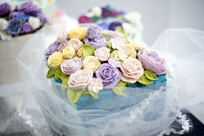 红色奶油霜裱花玫瑰蛋糕,裱花学徒练习用的奶油霜