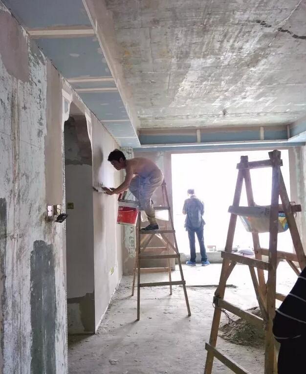 墙面腻子开裂脱皮什么原因,刚装修好入住几个月墙面开裂脱皮