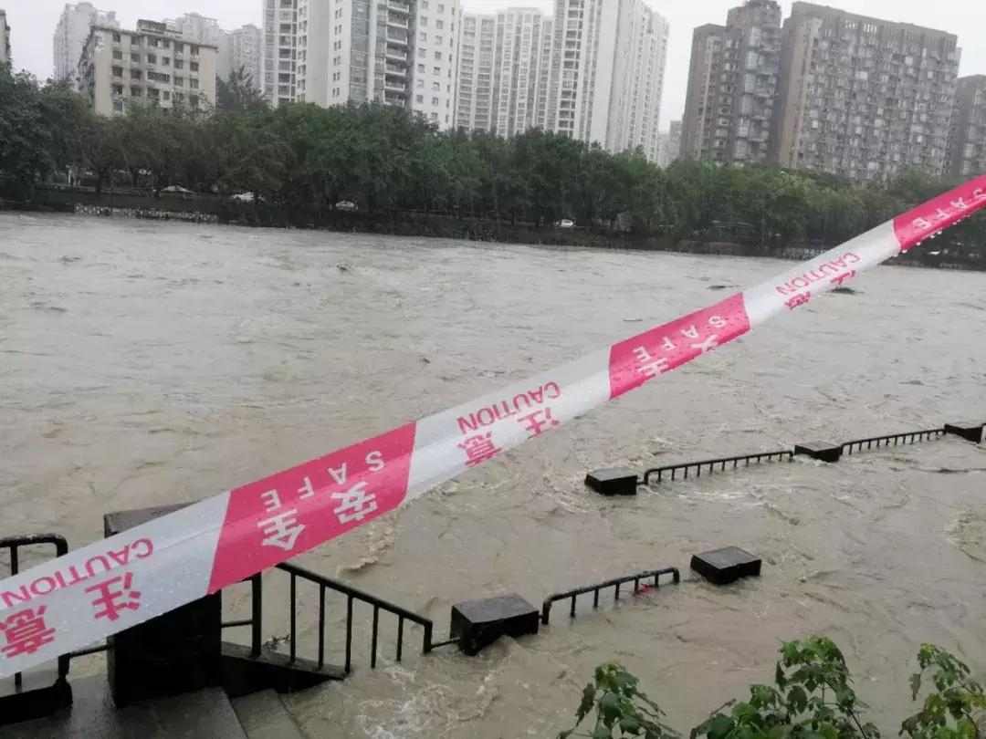 “5个单子都是拉人！”，实测成都暴雨下的货拉拉和58速运