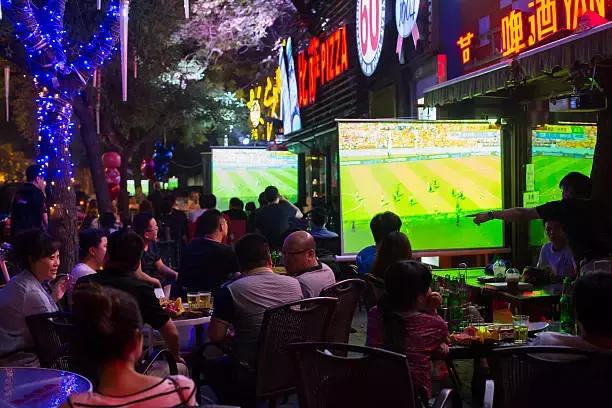 熬夜看球的后果,熬夜看球是情怀