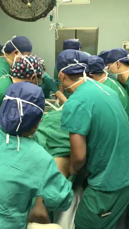 身高1米72，腰围5尺2，体重428斤，200公斤的电子称一脚踩爆表！