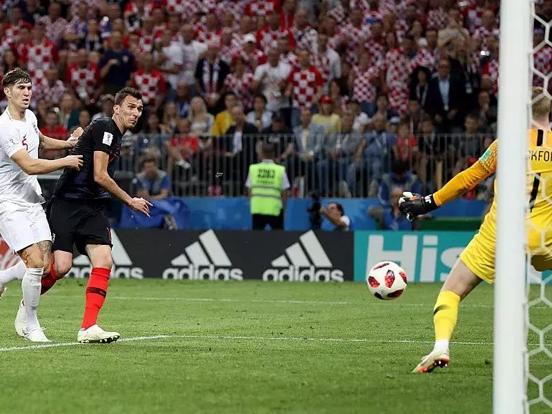 足球回不了家，哨响那一刻才知道，快乐只是你穿的保护色