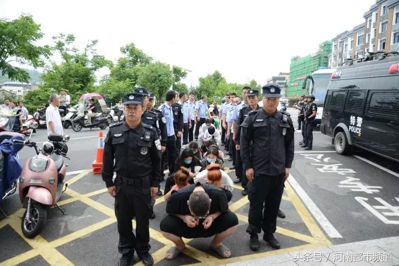 男子打赏女主播一个月被骗10万,男子疯狂打赏女主播50万后续