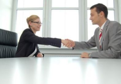 面试官100杯水其中一杯有毒,面试官有五个人只有四杯水怎么办