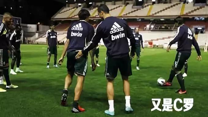 为什么足球运动员喜欢摸头,足球运动员为什么喜欢摸头