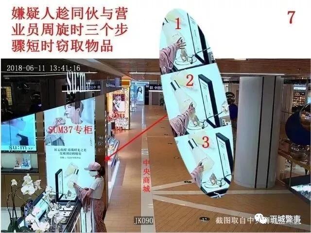 俩90后美女闺蜜竟跑到商场里干这么龌龊的事!连代购也沦陷啦