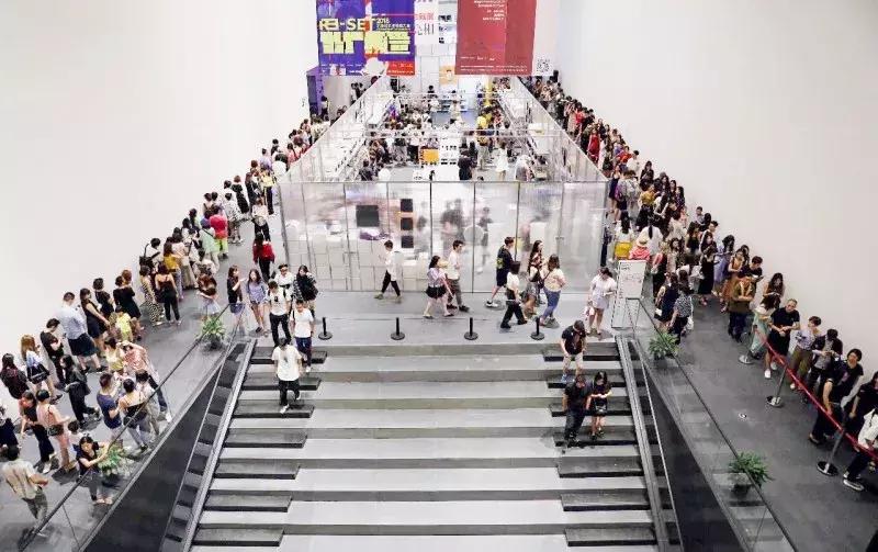 GUCCI出马桶了？纽约爆火的出厂设置展来魔都了，首日就1w人打卡