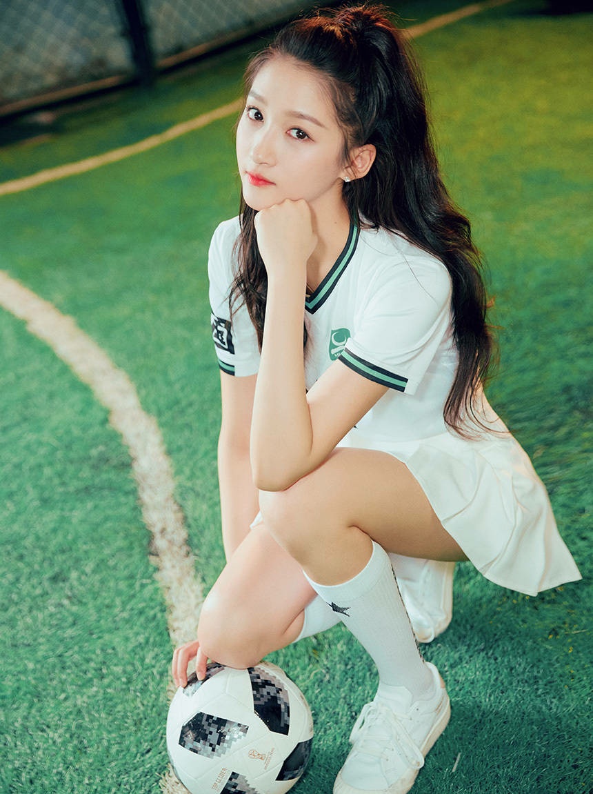 杨幂一袭红裙靓丽,杨幂穿足球衣图片