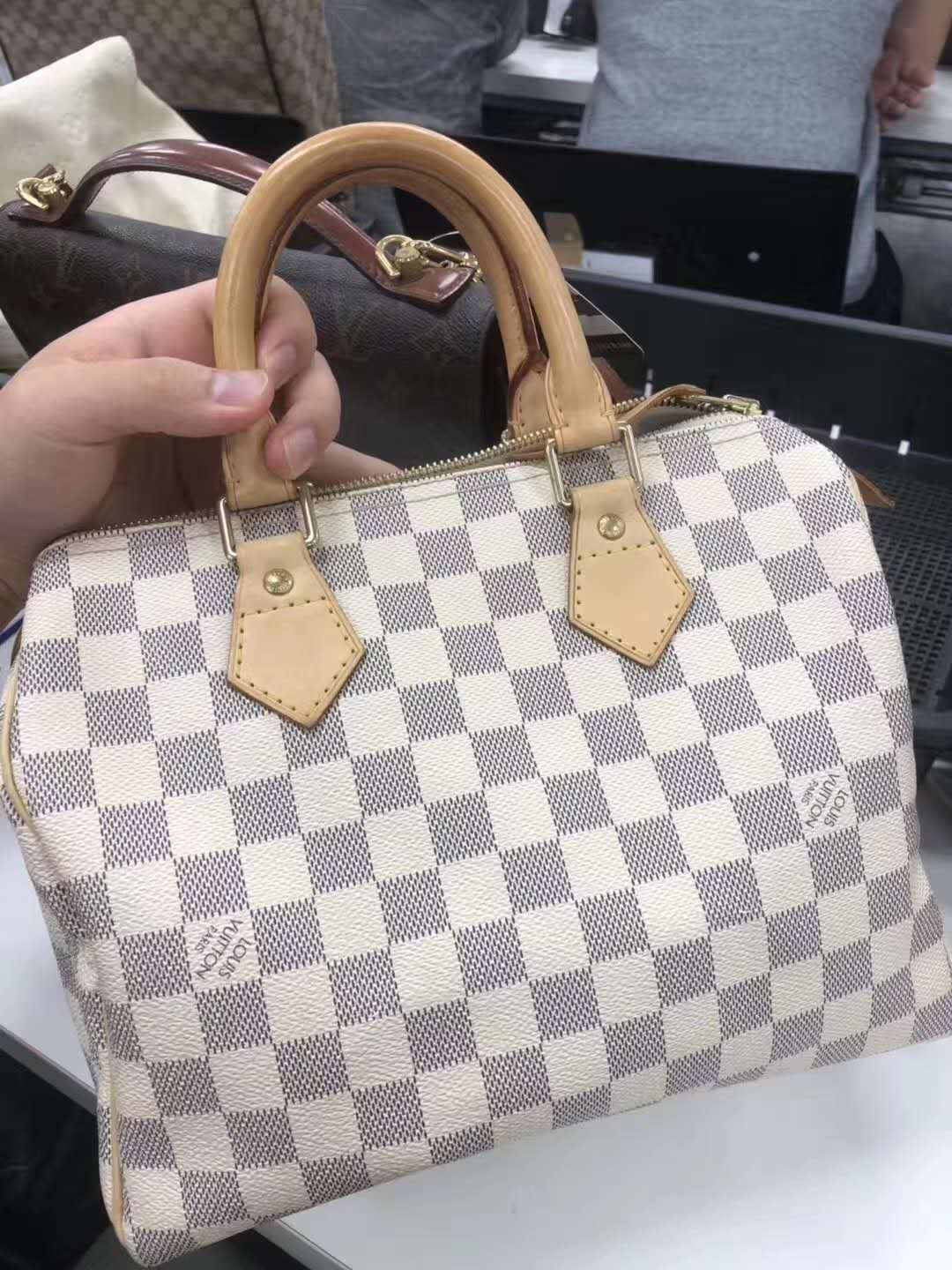 直播卖中古包,lv中古包去哪里卖能获得高价