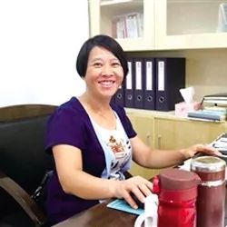 首位农民工全国人大代表胡小燕：从南下打工还债到被*家宝温**点赞的“明星”