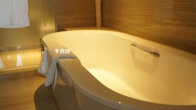 将酒店建在五里河体育场旧址这个希尔顿酒店可不止是个足球迷