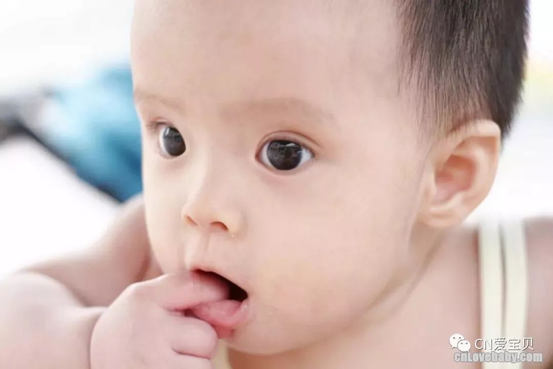 我们家宝宝特别爱吃手怎么办,我家宝宝老吃手怎么回事