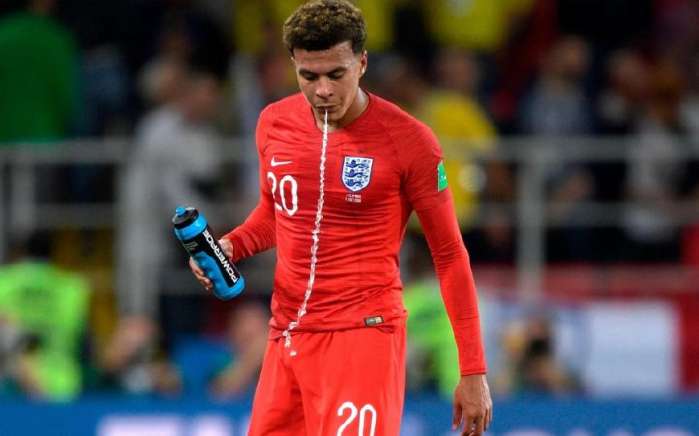 为什么足球运动员喝水要吐掉,足球运动员吐口水看起来很顺畅