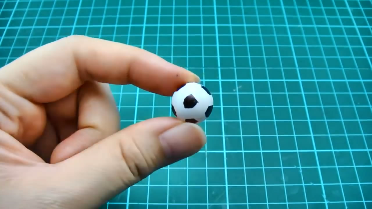 如何简单制作一个迷你足球场,足球小球门怎么做