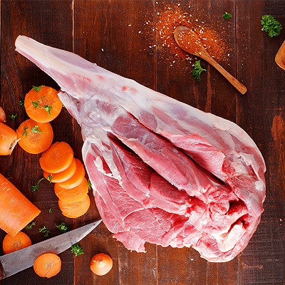 怎样快速的烤熟羊腿,如何烤出不膻不柴的羊腿