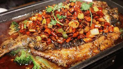 中国四川旅游看世界级的美景和可爱大熊猫,品尝当地火辣的美食!