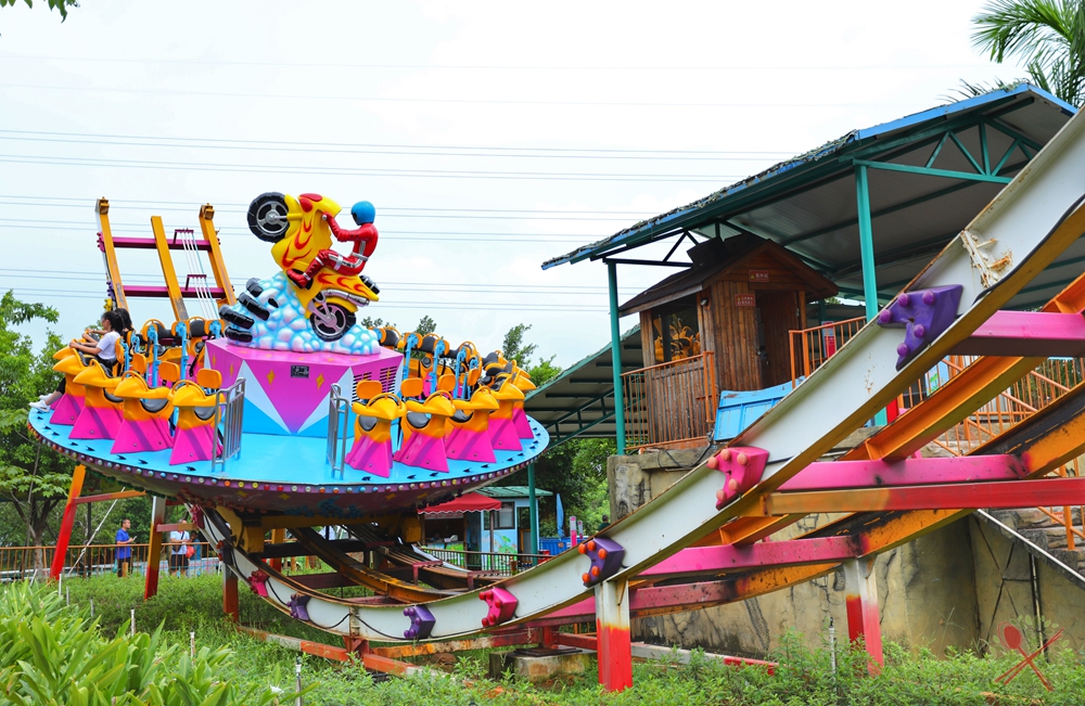 暑假带孩子逛公园,带孩子玩跳楼