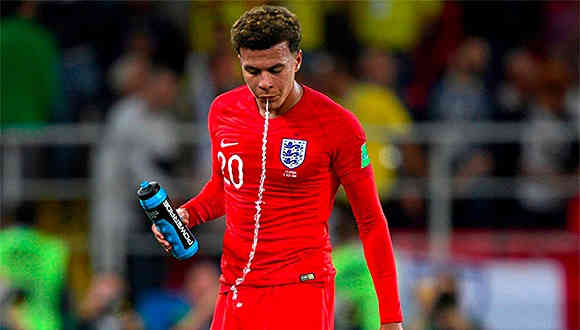 为什么球员喝水吐了,为什么球员喝水用喷壶