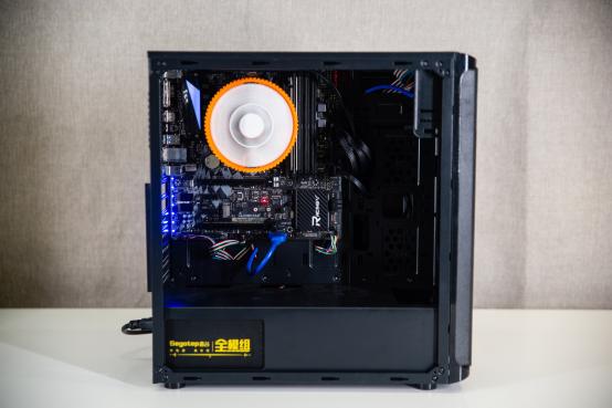 不能去现场看决赛？也许你应该组建一台看球神器