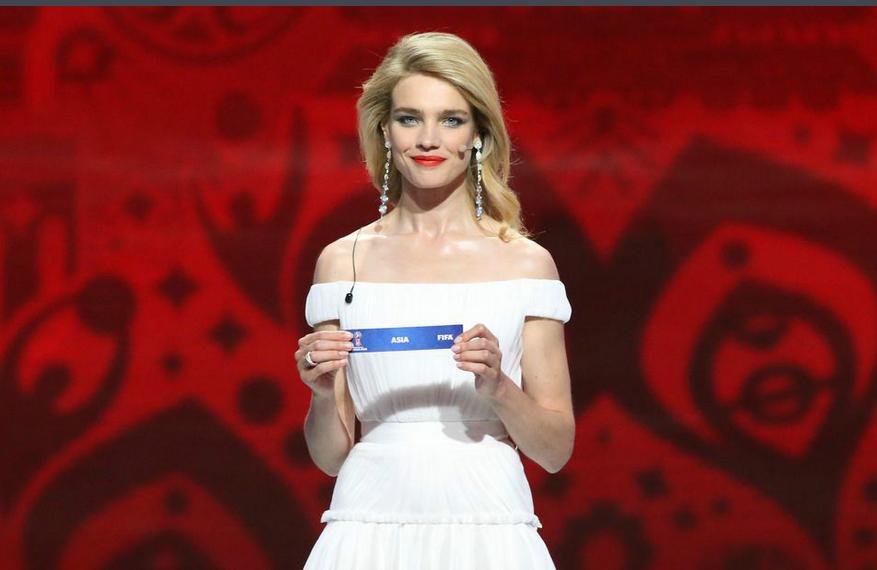 世界杯拉姆捧杯,2022世界杯拉姆携金杯出场视频