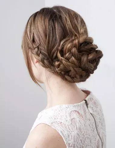 一款附有知性女神气质的编发教程,减龄好看的侧编发教学简单好上手