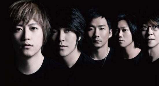 *月天五**长脸华语乐坛全球齐听《倔强》临场